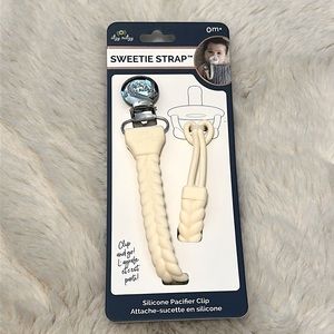 NWT Itsy Ritzy silicone pacifier clip